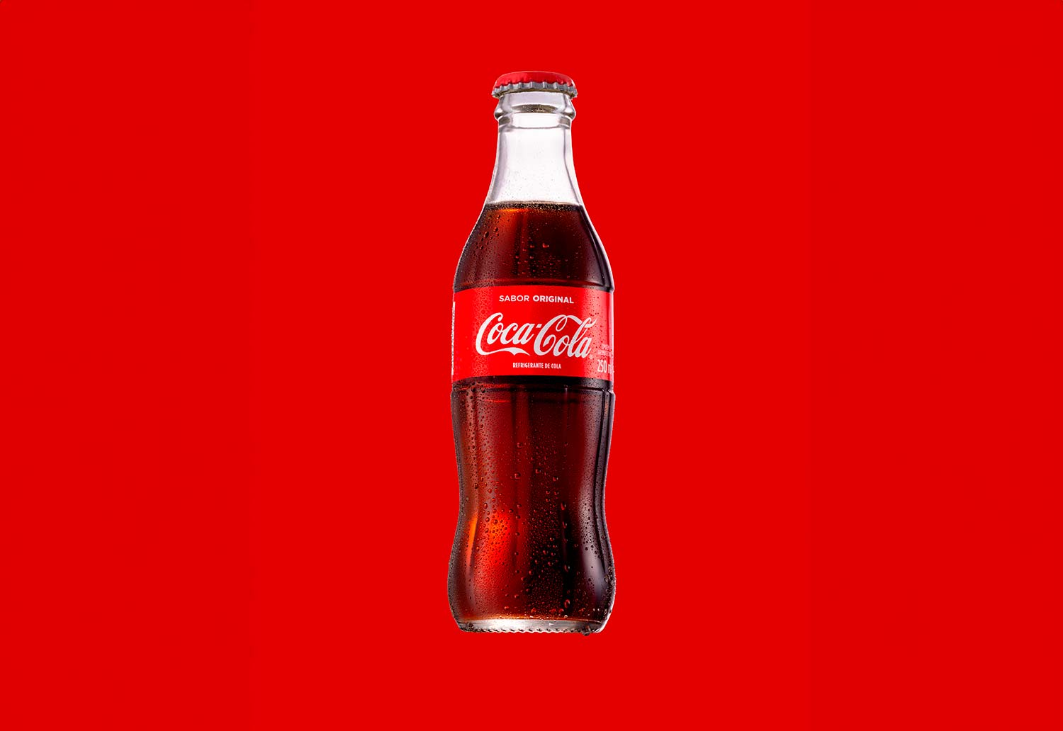 Este projeto consiste na recriação e atualização contemporânea de um pôster clássico da Coca-Cola, um dos ícones mais reconhecidos da história da publicidade. O objetivo foi reinterpretar a estética original, preservando seus códigos visuais essenciais como a garrafa
