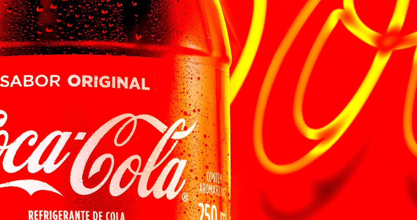 Este projeto consiste na recriação e atualização contemporânea de um pôster clássico da Coca-Cola, um dos ícones mais reconhecidos da história da publicidade. O objetivo foi reinterpretar a estética original, preservando seus códigos visuais essenciais como a garrafa